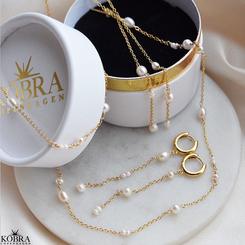 "Monaco" perle retrde i  guld med hvide ferskvandsperler