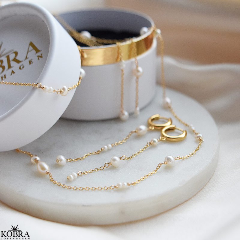 "Monaco" perle hoops i guld med hvide ferskvandsperler