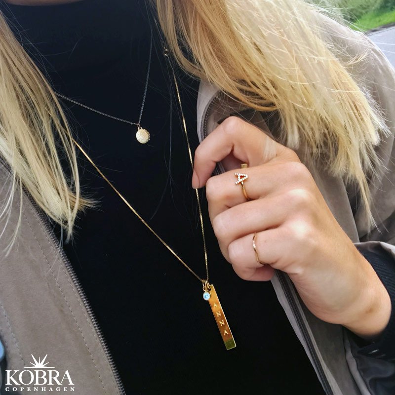 "Zoey" Bogstav ring i 18 karat forgyldt med hvide sten