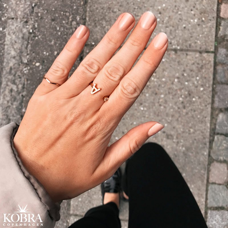 "Zoey" Bogstav ring i 18 karat forgyldt med hvide sten