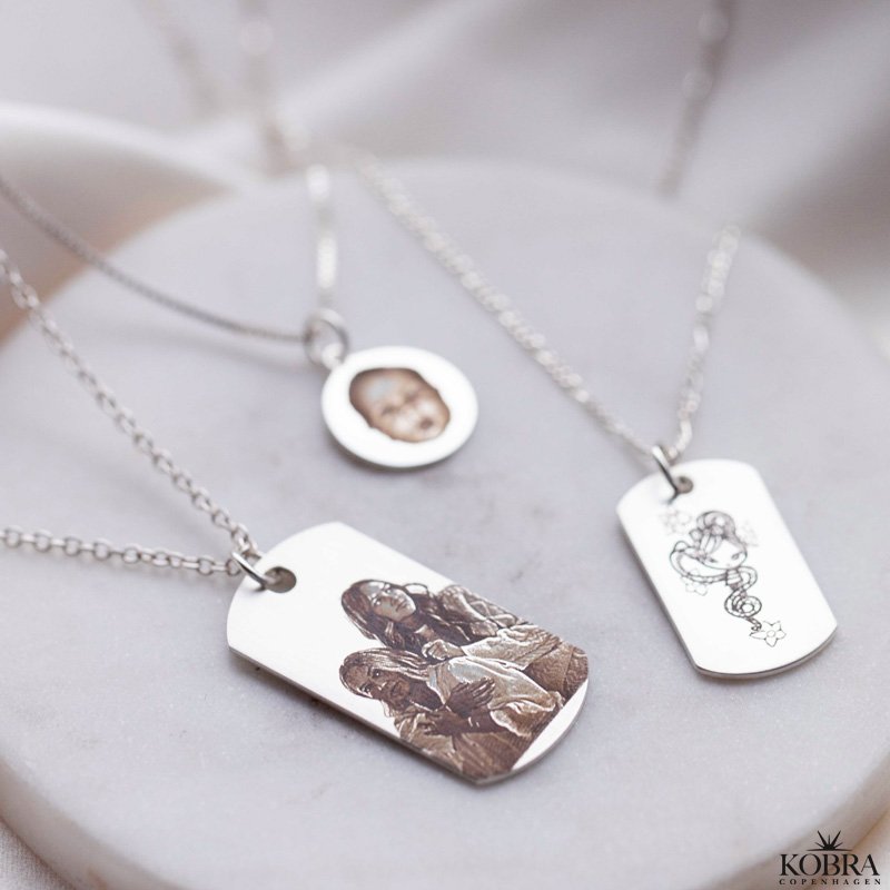 "Picture Perfect" smuk slvhalskde med billede-graveret amulet