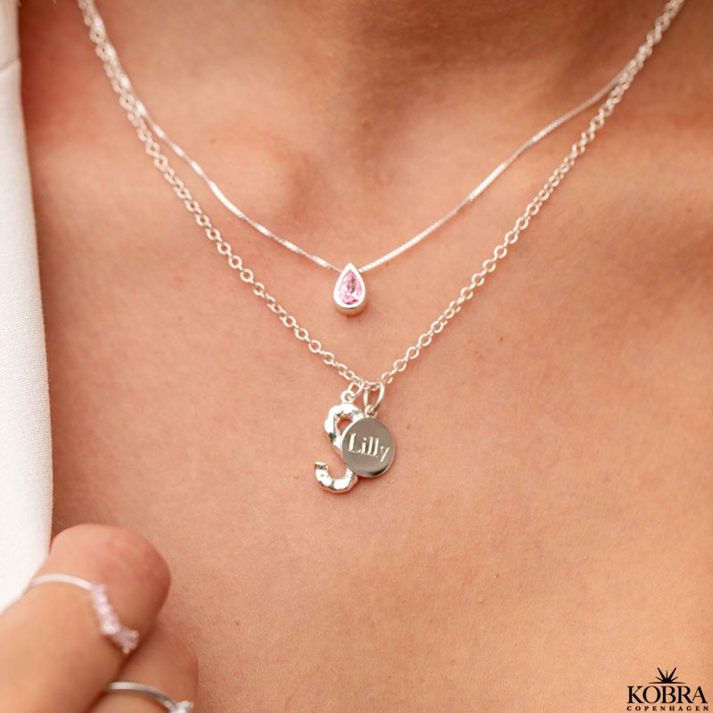 "Rhys" slvhalskde med pink drbe vedhng 