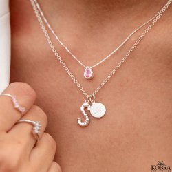 "Rhys" slvhalskde med pink drbe vedhng 