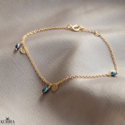 "Pittioni" guld ankelkde med bl ferskvandsperler og sm amuletter