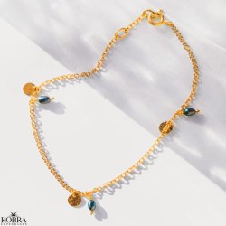 "Pittioni" guld armbnd med bl ferskvandsperler og sm amuletter