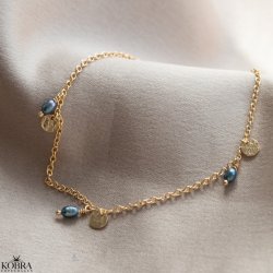 "Pittioni" guld armbnd med bl ferskvandsperler og sm amuletter