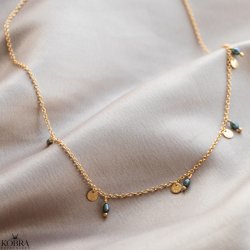 "Pittioni" guld perlekde med bl ferskvandsperler og sm amuletter