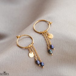 "Pittioni" guld reringe med bl ferskvandsperler og hammerslet amuletter