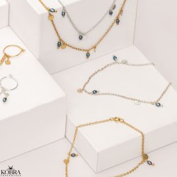 "Pittioni" guld ankelkde med bl ferskvandsperler og sm amuletter