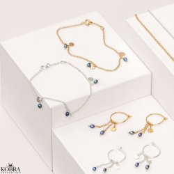 "Pittioni" guld armbnd med bl ferskvandsperler og sm amuletter