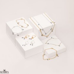 "Pittioni" guld perlekde med bl ferskvandsperler og sm amuletter