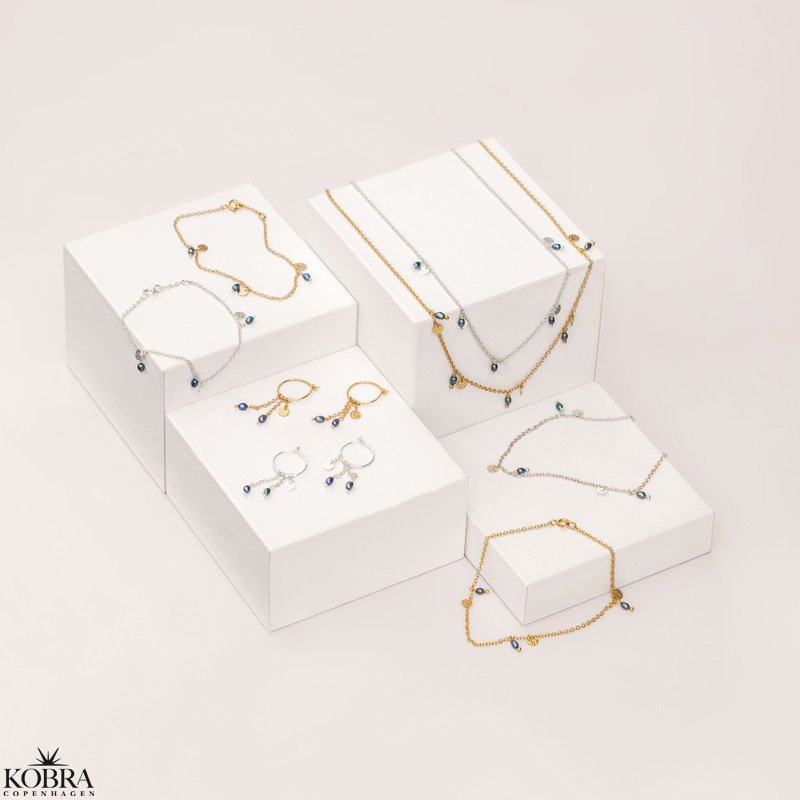 "Pittioni" guld perlekde med bl ferskvandsperler og sm amuletter