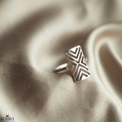 "Victory Plaza" firkantet slv "V" ring