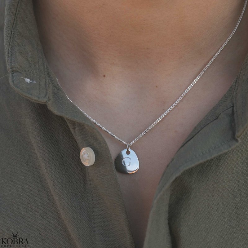 "Mavis" slv halskde med plekter inklusiv gravering