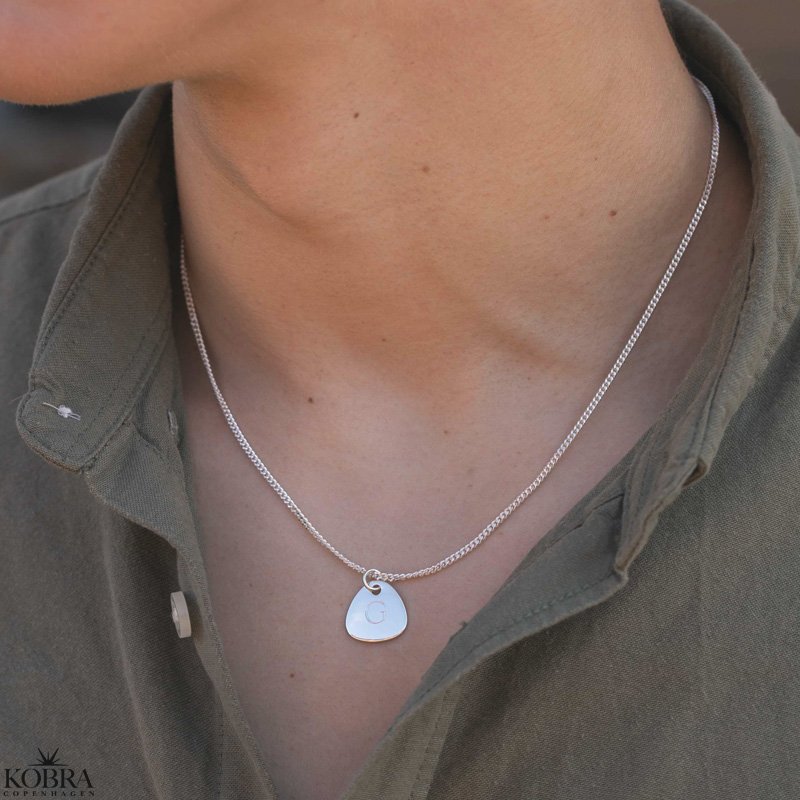 "Mavis" slv halskde med plekter inklusiv gravering