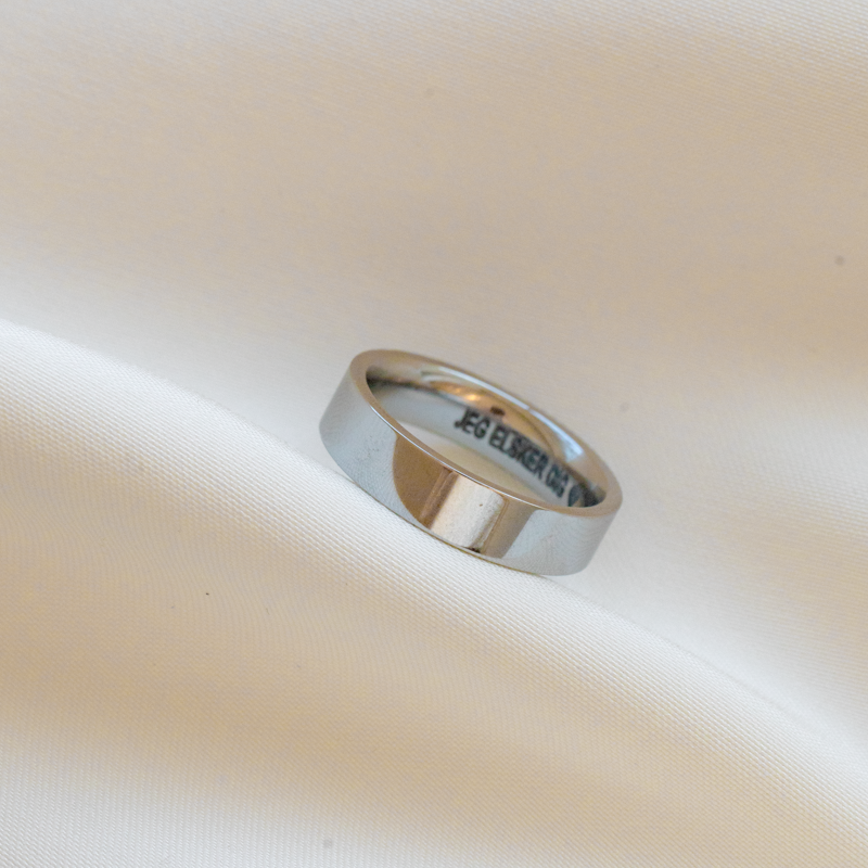 "Jules" Simple Wide Ring