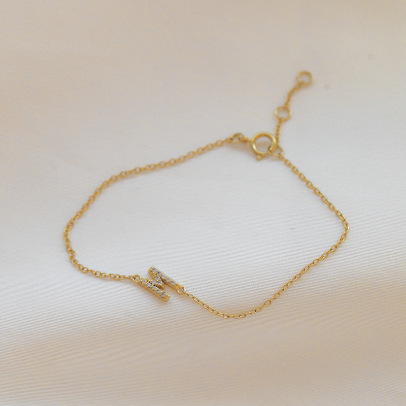 "Alias" gold bracelet with gold letter