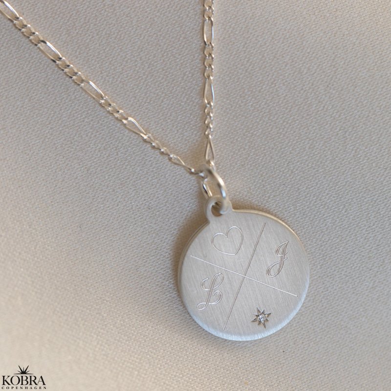 "Precious" slv amulet med kryds gravering