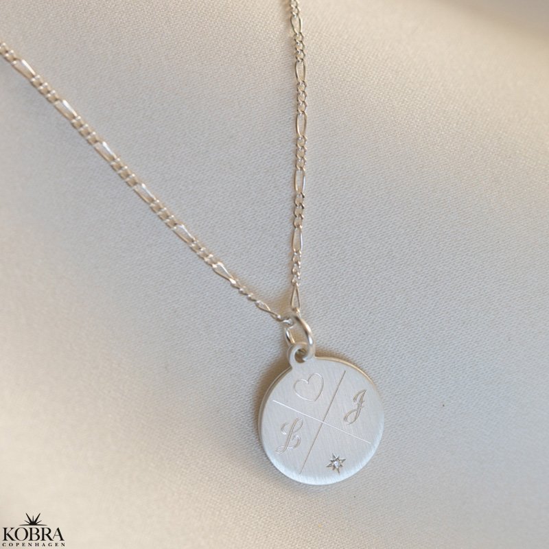 "Precious" slv amulet med kryds gravering