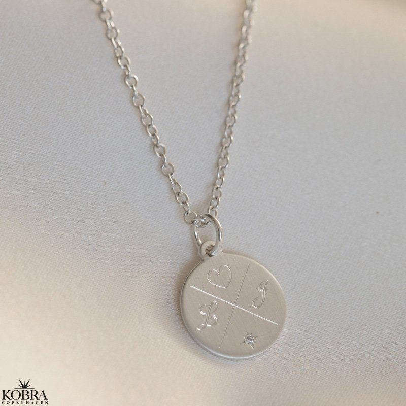 "Precious" slv amulet med kryds gravering