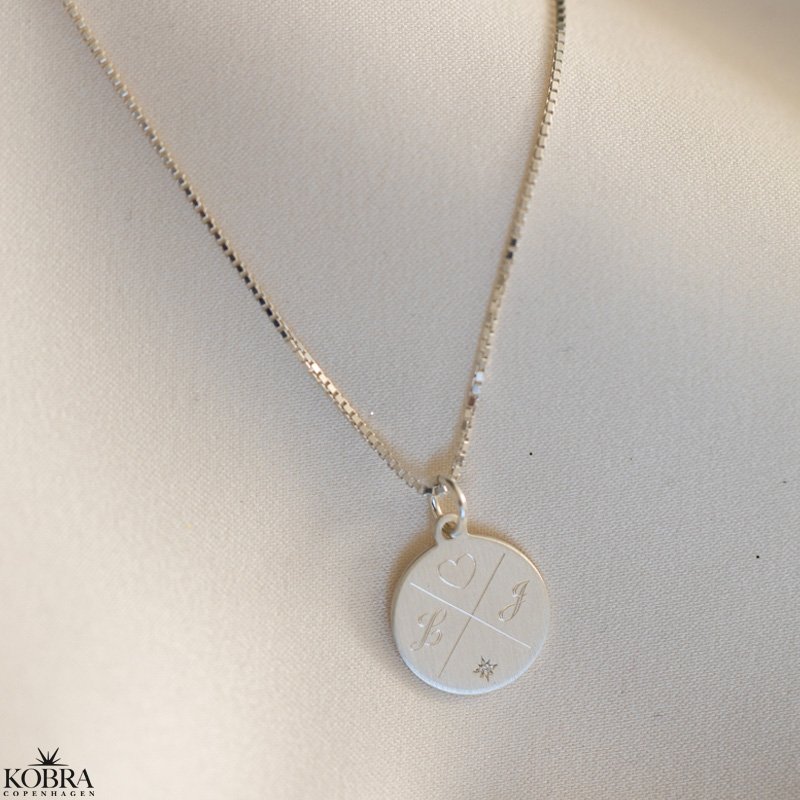 "Precious" slv amulet med kryds gravering