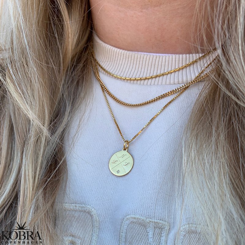 "Precious" guld amulet med kryds gravering