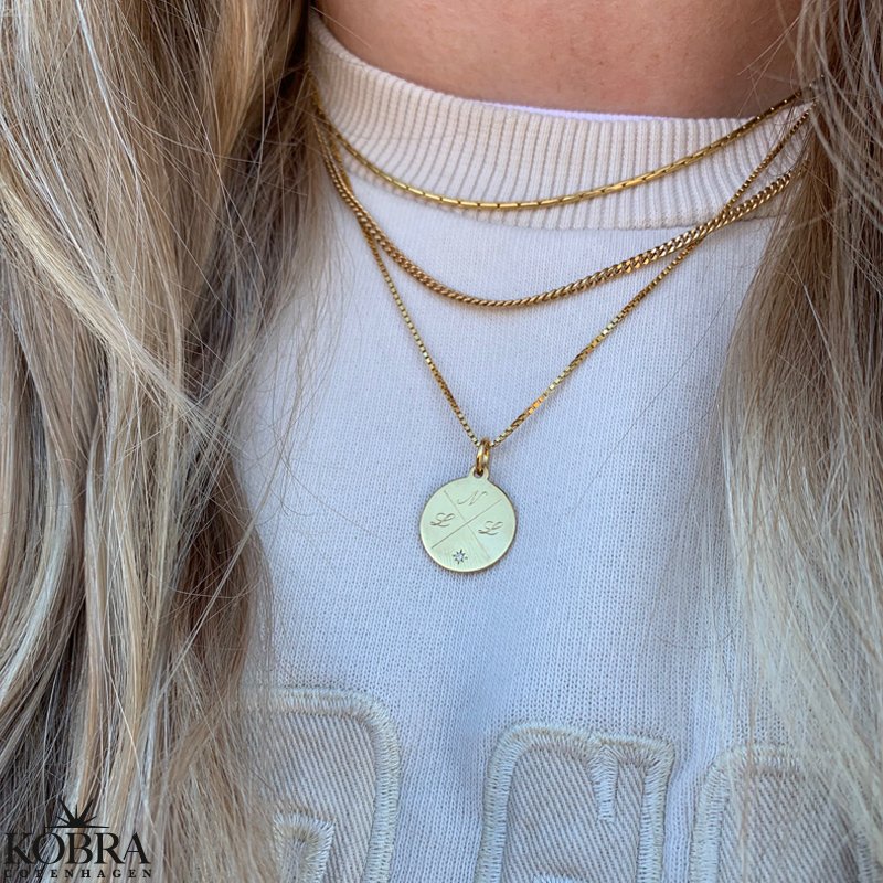 "Precious" guld amulet med kryds gravering