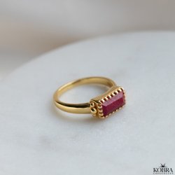 "Princess" guld ring med rd Korund krystal