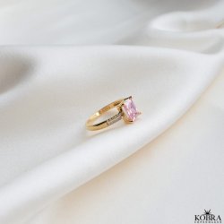 "Vanity" guld ring med lyserød zirkonia sten