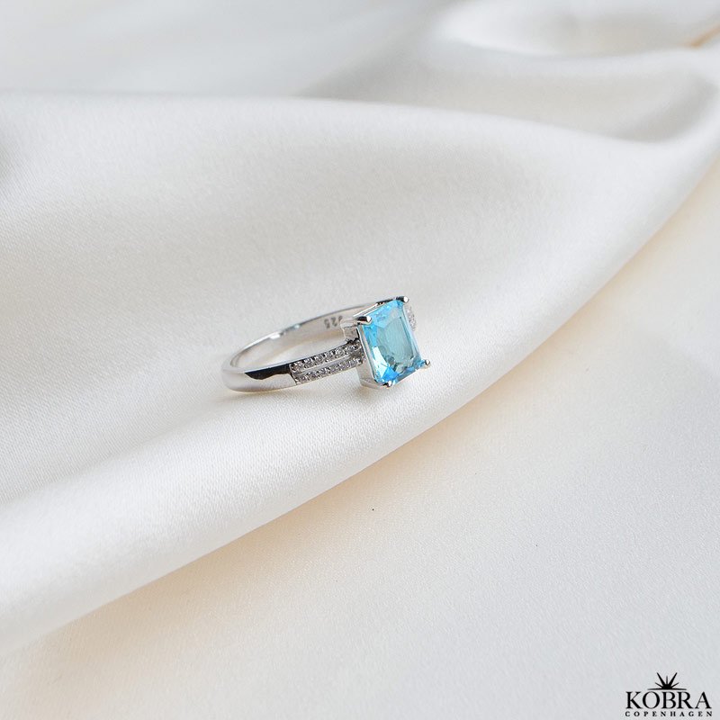 "Vanity" smuk prinsesse slv ring med bl zirkonia sten