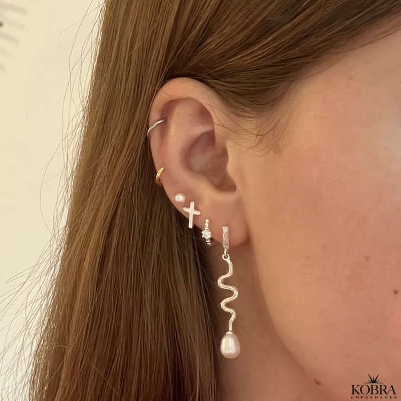 "Promise" Små klassiske sølv kors øreringe