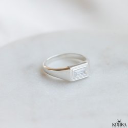 "Roxy" signet ring i slv med hvid zirkonia