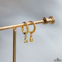 "Raindrop" sm guld hoops med farvet og drbeformet sten