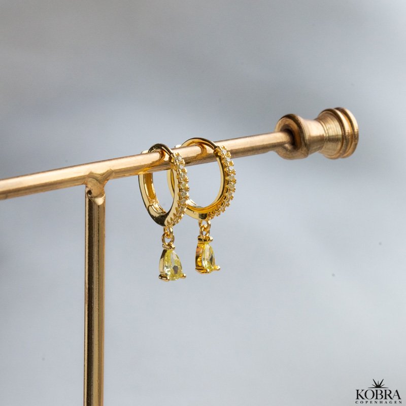 "Raindrop" sm guld hoops med farvet og drbeformet sten