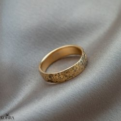 "Ramona" raw gold ring with beaten appearance