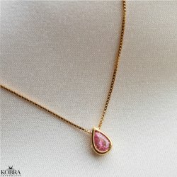 "Rhys" guld halskde med pink drbe-vedhng 