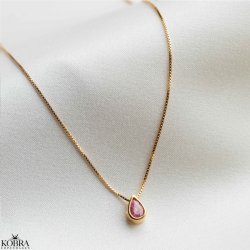 "Rhys" guld halskde med pink drbe-vedhng 