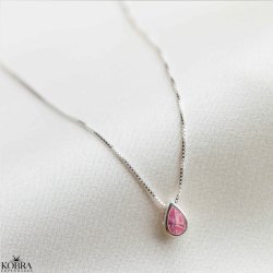 "Rhys" slvhalskde med pink drbe vedhng 