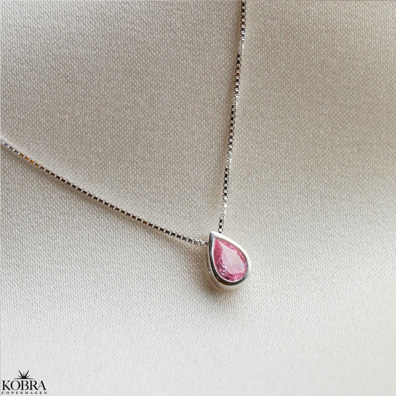 "Rhys" slvhalskde med pink drbe vedhng 