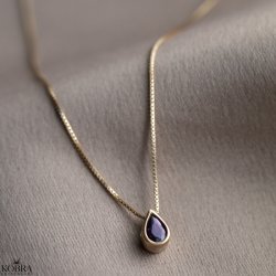 "Rhys" guld halskde med lilla drbe-vedhng 