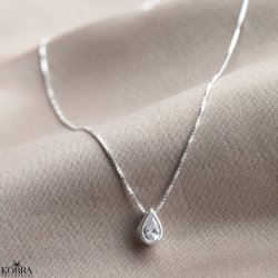 "Rhys" slvhalskde med hvid drbe-vedhng 