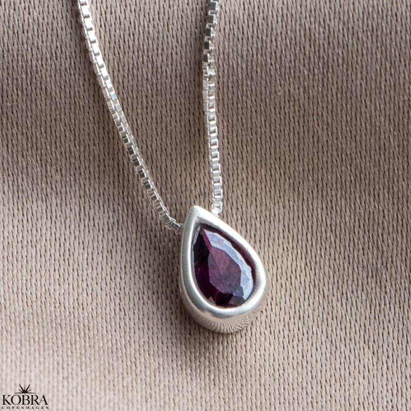 "Rhys" slv halskde med lilla drbe-vedhng 