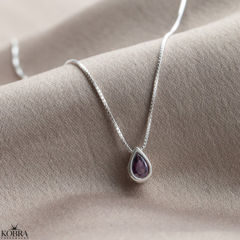 "Rhys" slv halskde med lilla drbe-vedhng 