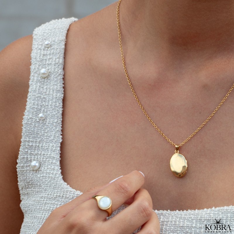 "Flora" gold ring with mother of pearl