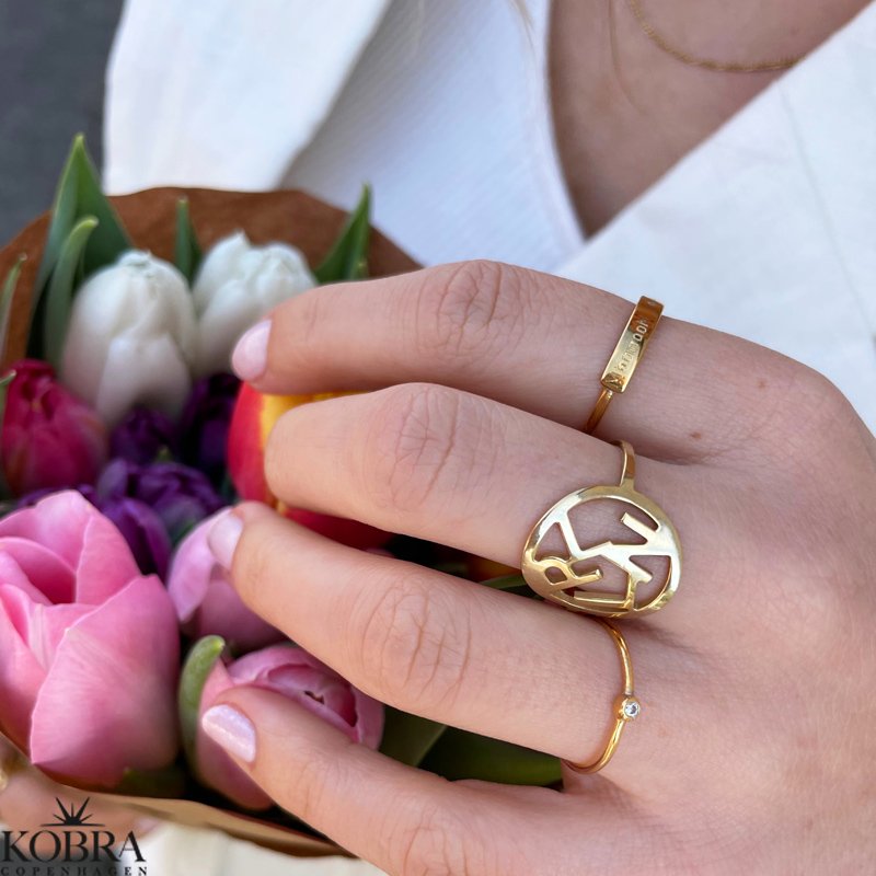 "Close To You" hndlavet guld ring med dine bogstaver