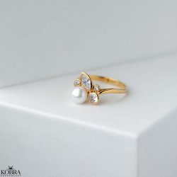 "Magda" guld ring med hvide sten samt gte hvid ferskvandsperle