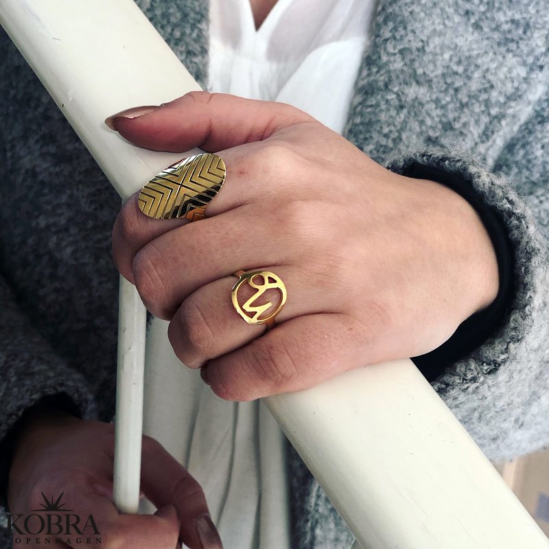 "Victory" hndlavet oval 18 karat forgyldt V ring