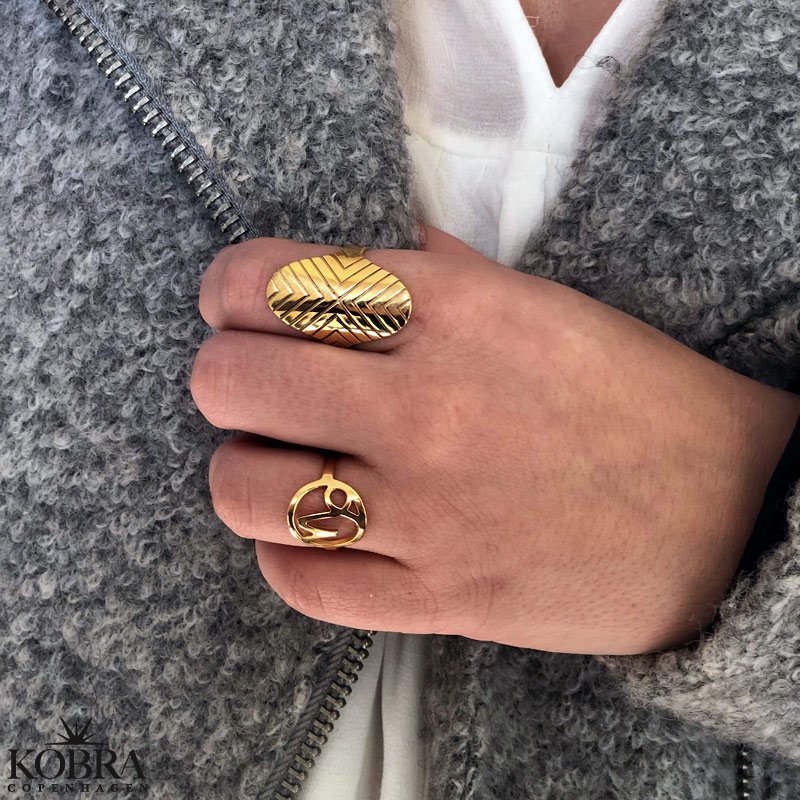 "Victory" hndlavet oval 18 karat forgyldt V ring