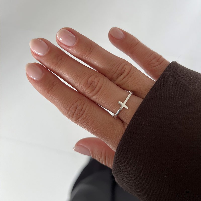 "Trust" silverring med kors