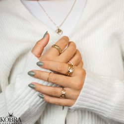 "Xenia" simple gold ring with diamond pattern